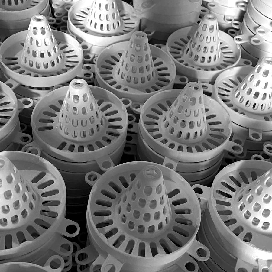Des centaines de pièges à frelons jaunes imprimés en 3D, empilés