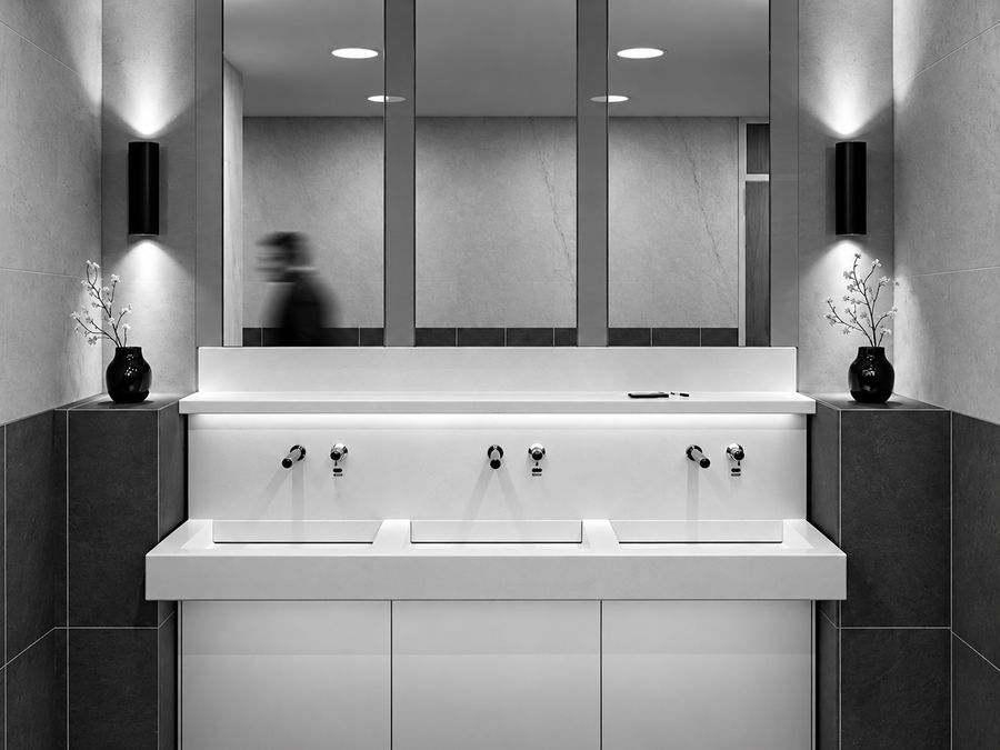 Vasques blanches dans une salle de bains moderne